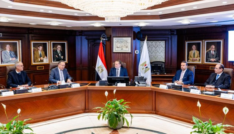 محافظ البنك المركزي يبحث مع وزير التعليم العالي دعم الطلاب المتفوقين بمختلف المحافظات