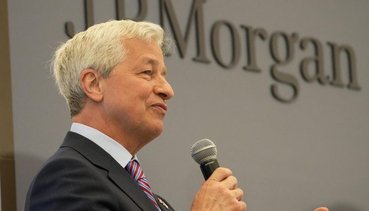 هل العالم على مشارف أزمة مالية على غرار 2008 ؟ رئيس «جي بي مورغان» يحذر