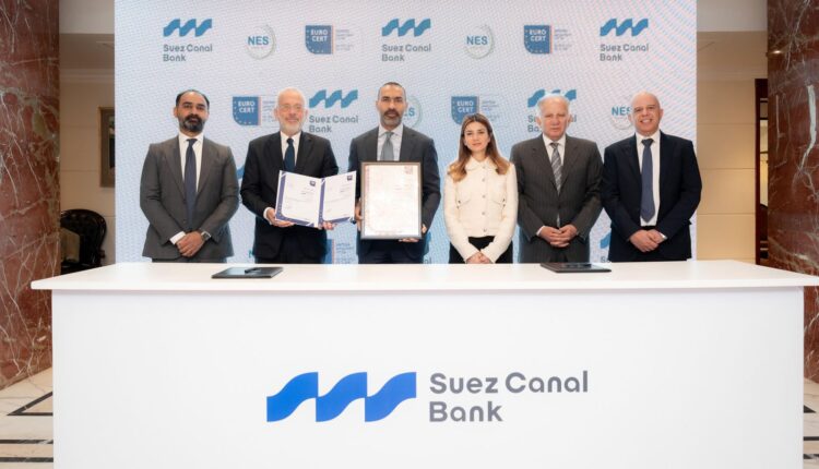 عاكف المغربي، الرئيس التنفيذي والعضو المُنتدب لبنك قناة السويس ، خلال تسلمه شهادة نظم إدارة الجودة الدولية ISO 9001:2015