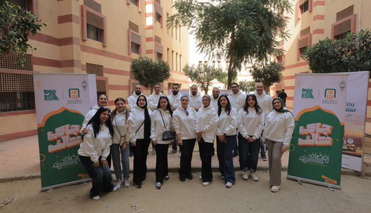 موظفو البنك الأهلي وأسرهم يساهمون في تعبئة كراتين رمضان