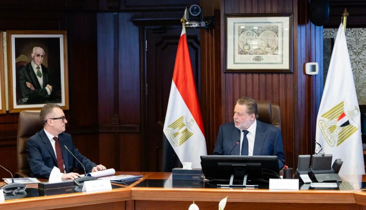 محافظ البنك المركزي يبحث مع وزير التخطيط دعم المشروعات التنموية