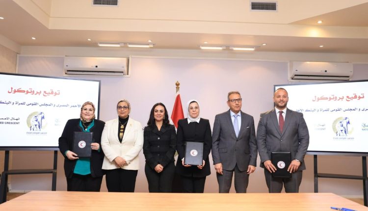 محمد الأتربي الرئيس التنفيذي للبنك الأهلي المصري خلال التوقيع