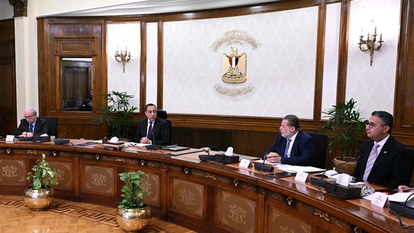 الحكومة تبحث مع البنك المركزي توفير النقد الأجنبي اللازم لتأمين السلع الغذائية