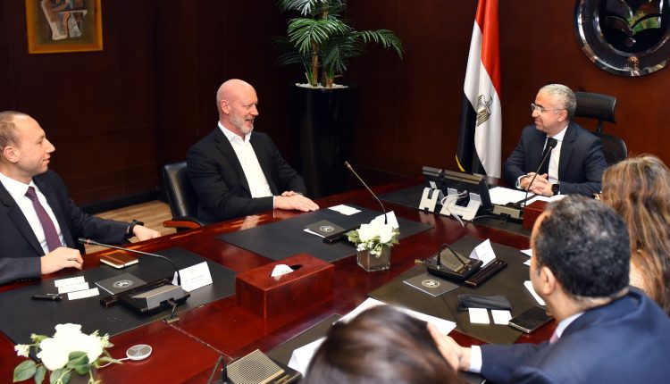 بنك HSBC يبحث تعريف قاعدة عملاءه بتطورات بيئة الاستثمار بمصر