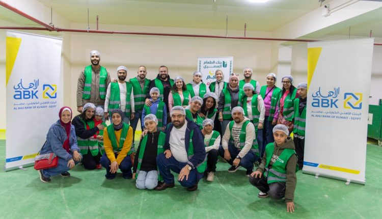 موظفو البنك الأهلي الكويتي - مصر وأسرهم يتطوعون لتعبئة وتغليف كراتين رمضان