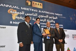 رمضان أبو القاسم، مساعد العضو المنتدب للشؤون التجارية ورئيس القطاع التجاري بالشركة، يتسلم درع التكريم خلال فعاليات المؤتمر.