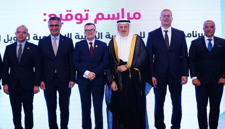 جانب من توقيع الاتفاق