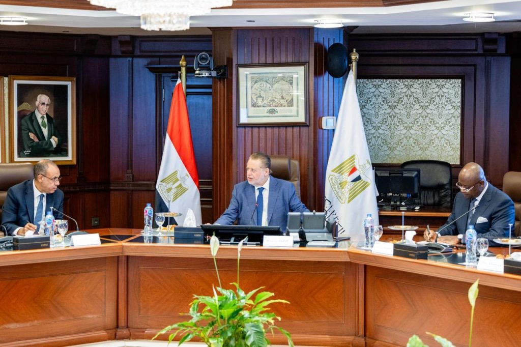 محافظ البنك المركزي ووزير الخارجية ورئيس «أفريكسيم بنك» يبحثون تعزيز التجارة والاستثمار في إفريقيا جانب من الاجتماع
