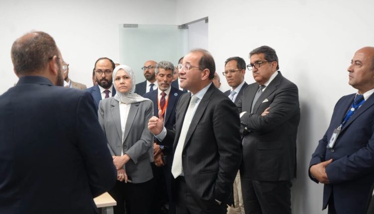 وزير المالية خلال الجولة