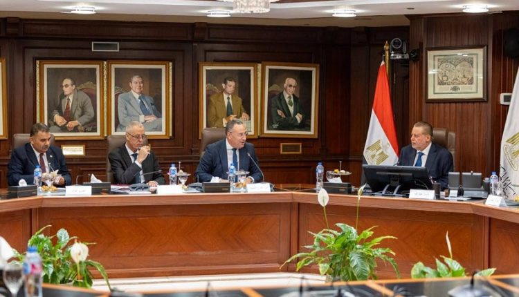 جانب من لقاء محافظ المركزي مع وزير التعليم العالي