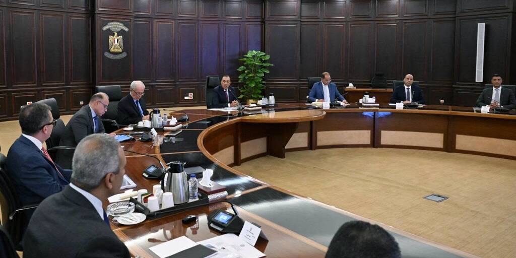 رئيس الوزراء: الحكومة تنسق مع البنك المركزى لإعداد برنامج اقتصادي متكامل