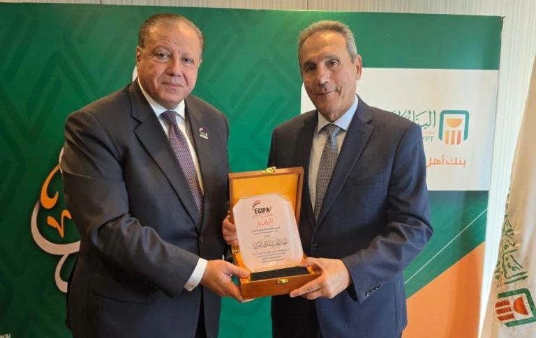 جهاز الملكية الفكرية يمنح البنك الأهلي براءة نموذج منفعة عن ابتكاره «الوحدة المصرفية المتنقلة»