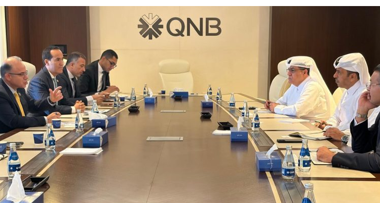 مصر تبحث مع مجموعة «QNB» الترويج للطروحات الحكومية والمشروعات العقارية للمستثمرين الدوليين جانب من اللقاء