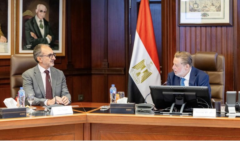 محافظ المركزي يبحث مع مدير قسم شمال إفريقيا بمؤسسة التمويل الدولية سبل التعاون المشترك